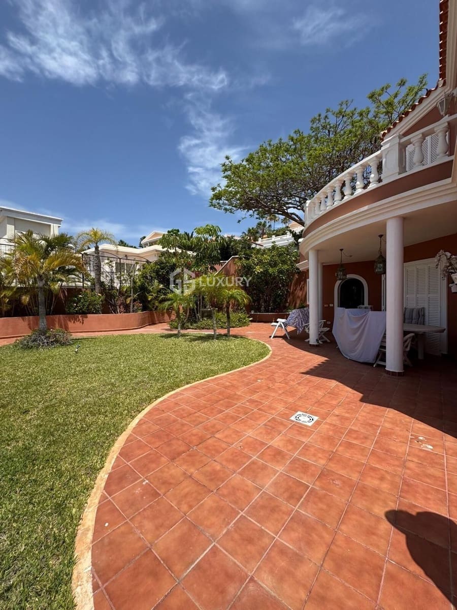 5 soveværelse Villa til salg i San Eugenio med swimmingpool garage - € 2.200.000 (Ref: 9064667)