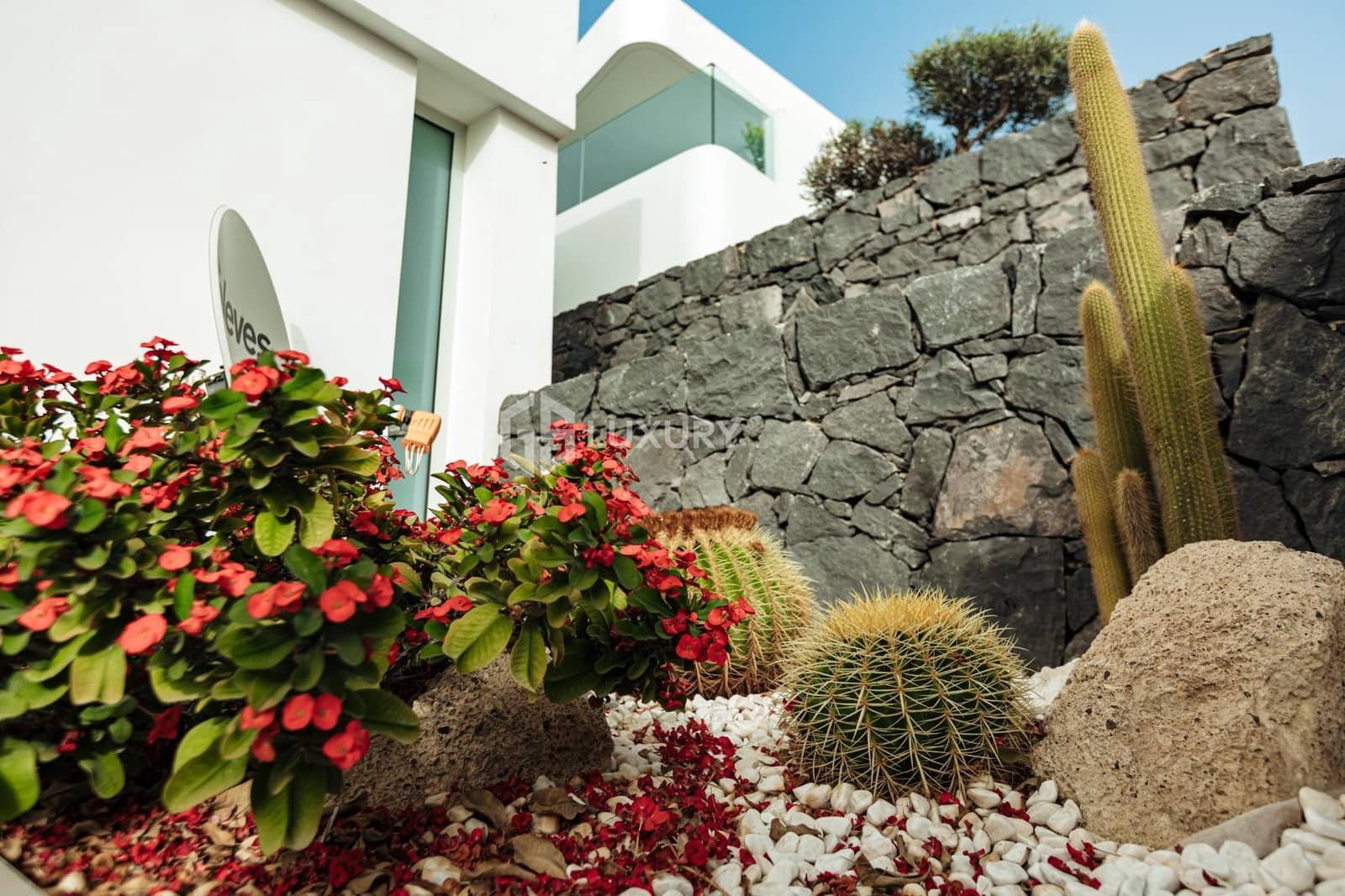 4 bedroom Villa for sale in Marazul with pool garage - € 1,490,000 (Ref: 9107177)