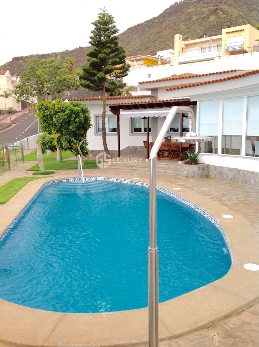 4 soveværelse Villa til salg i Torviscas med swimmingpool garage - € 1.350.000 (Ref: 9107179)