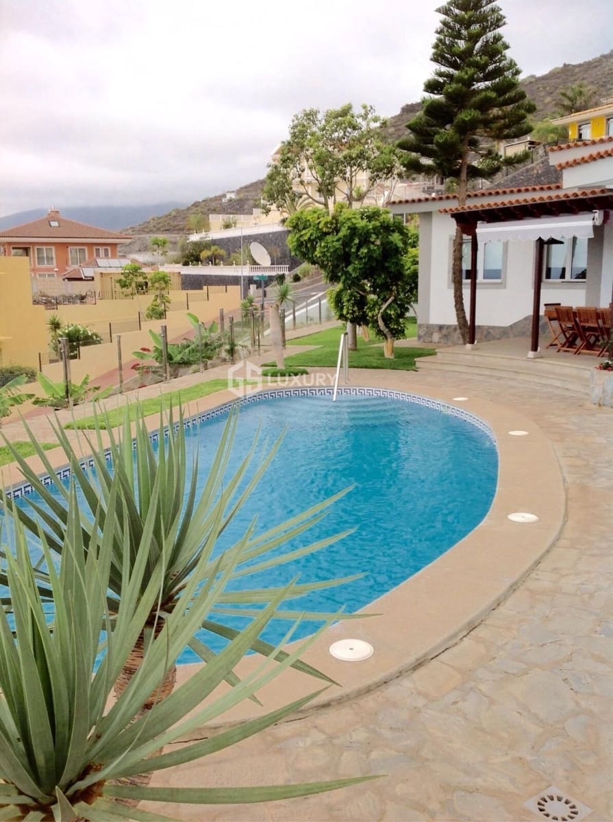 4 soveværelse Villa til salg i Torviscas med swimmingpool garage - € 1.350.000 (Ref: 9107179)