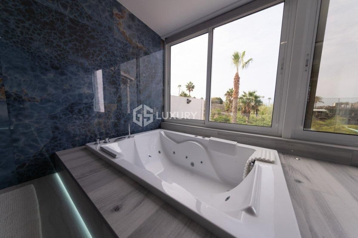 10 soveværelse Villa til salg i Costa Adeje med swimmingpool garage - € 2.500.000 (Ref: 9163986)