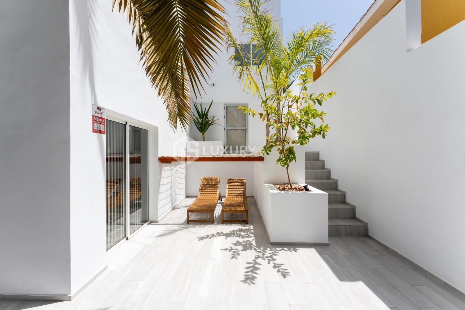 5 bedroom Villa for sale in Valle de San Lorenzo with pool garage - € 995,000 (Ref: 9163989)