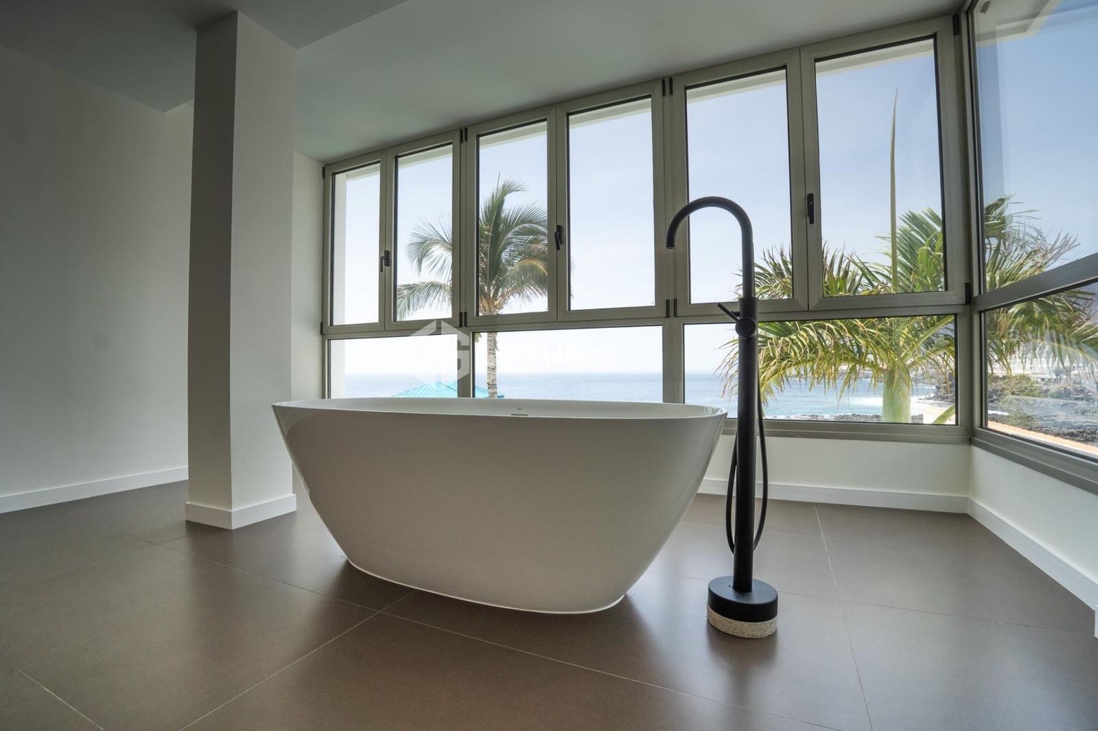 6 soveværelse Villa til salg i Puerto Santiago med swimmingpool garage - € 5.000.000 (Ref: 9171743)