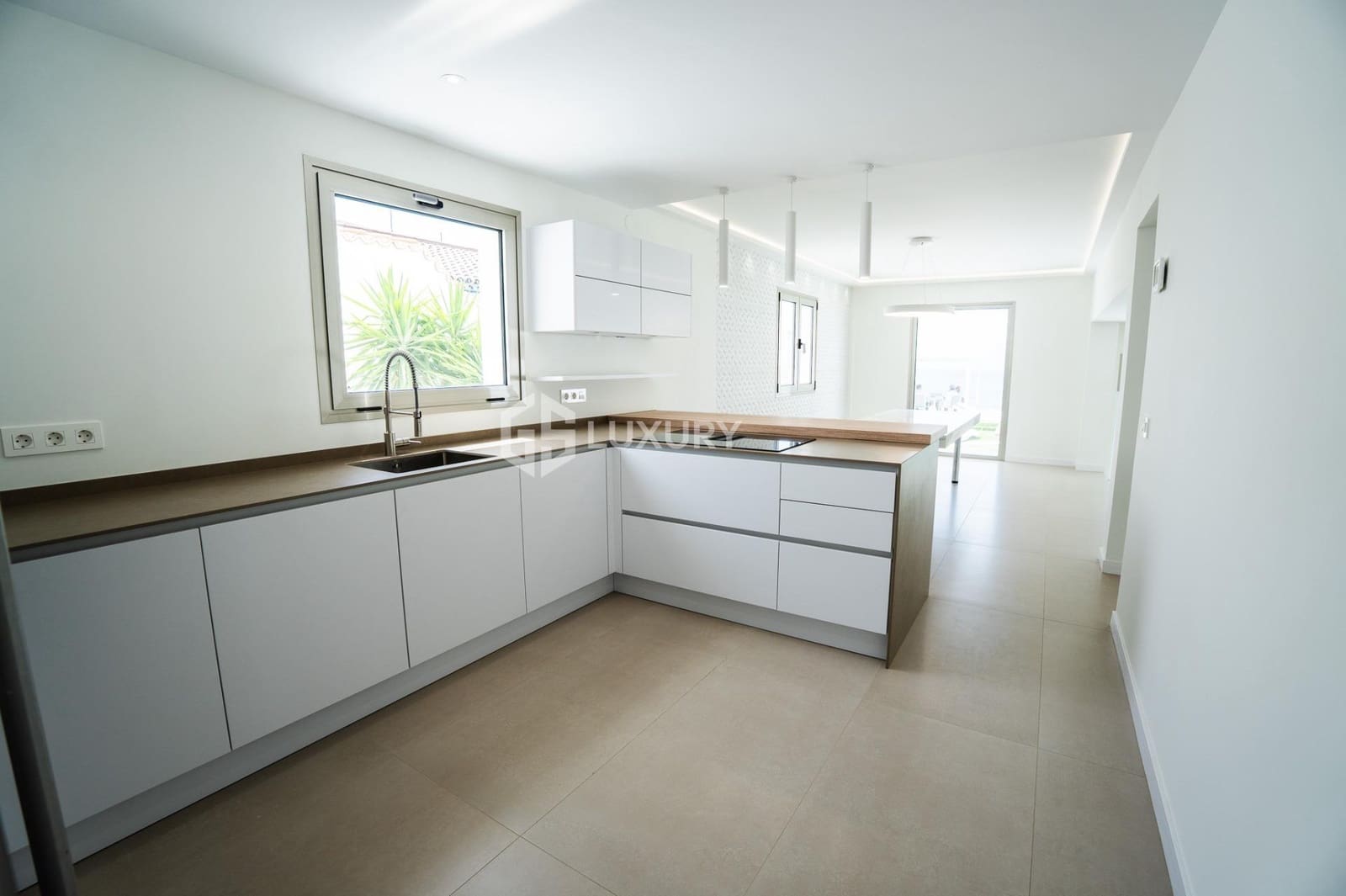 6 soveværelse Villa til salg i Puerto Santiago med swimmingpool garage - € 5.000.000 (Ref: 9171743)