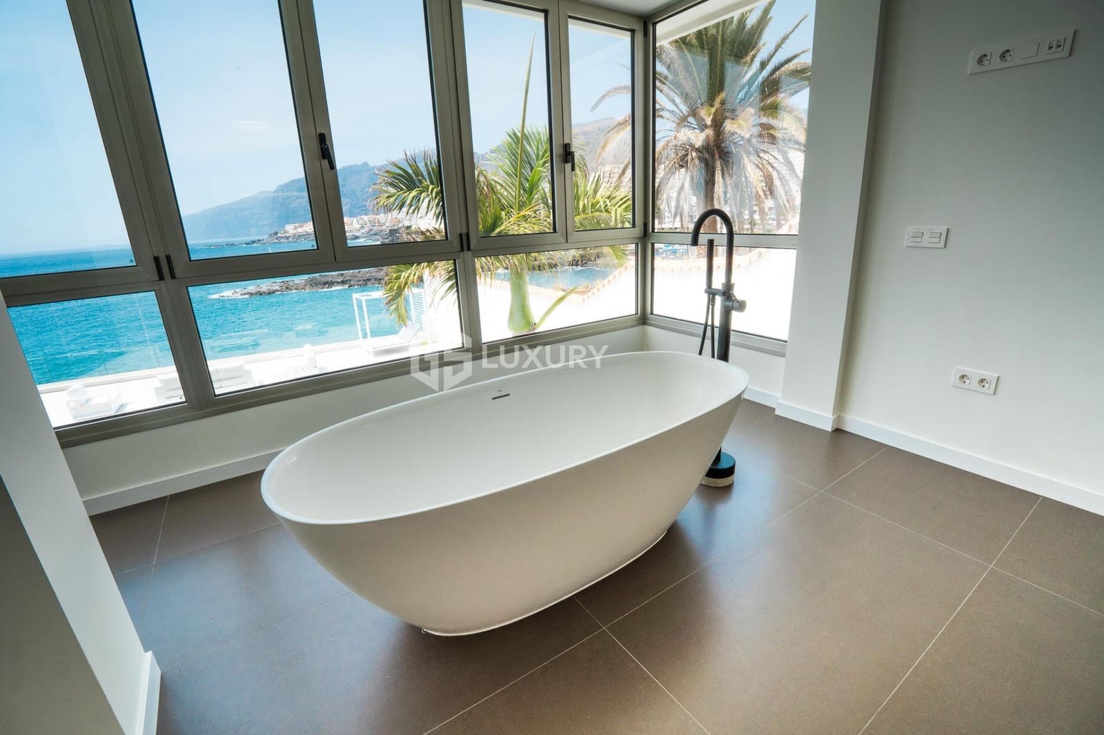 6 soveværelse Villa til salg i Puerto Santiago med swimmingpool garage - € 5.000.000 (Ref: 9171743)