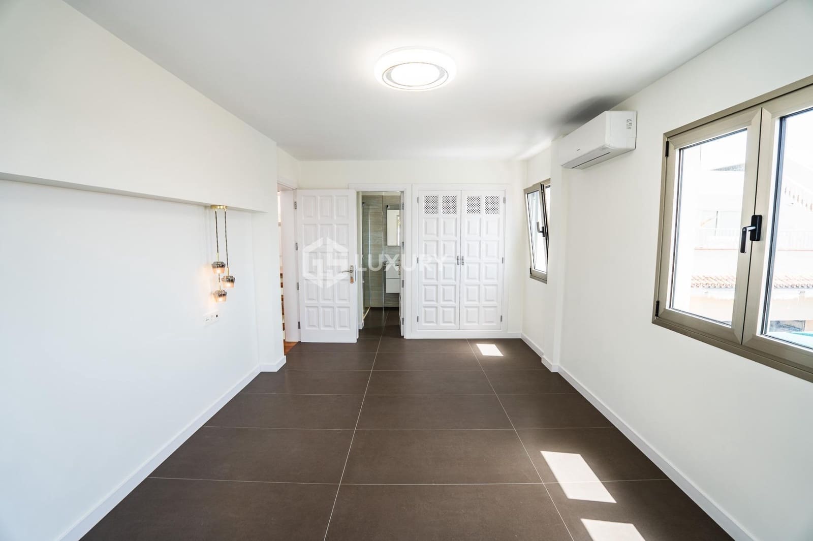 6 soveværelse Villa til salg i Puerto Santiago med swimmingpool garage - € 5.000.000 (Ref: 9171743)