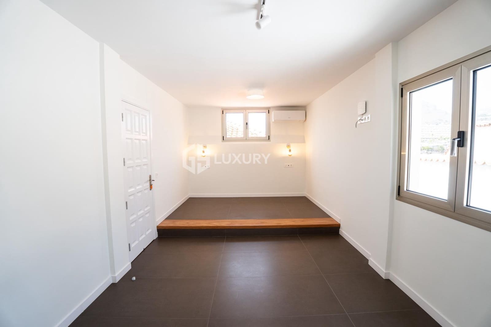 6 soveværelse Villa til salg i Puerto Santiago med swimmingpool garage - € 5.000.000 (Ref: 9171743)