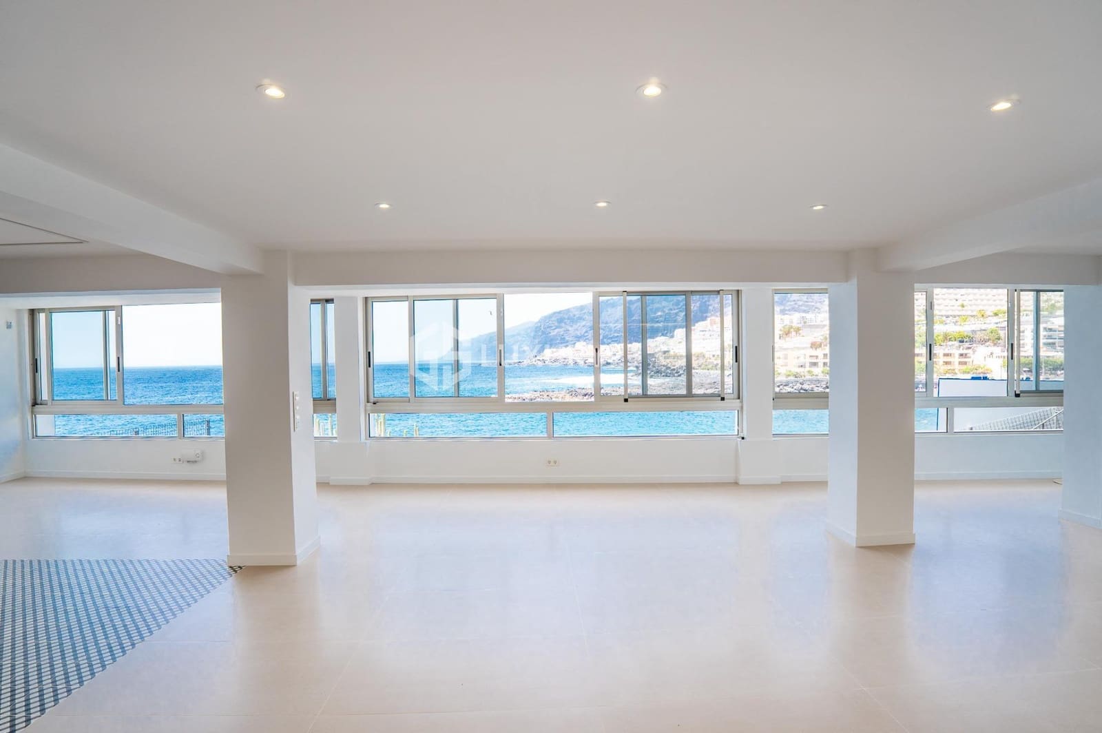 6 soveværelse Villa til salg i Puerto Santiago med swimmingpool garage - € 5.000.000 (Ref: 9171743)
