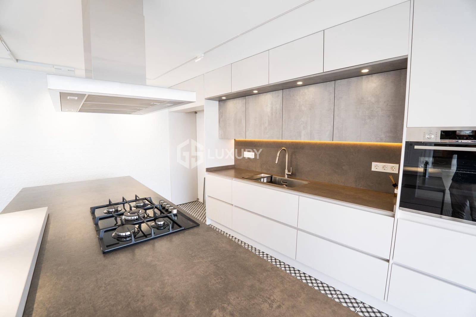 6 soveværelse Villa til salg i Puerto Santiago med swimmingpool garage - € 5.000.000 (Ref: 9171743)