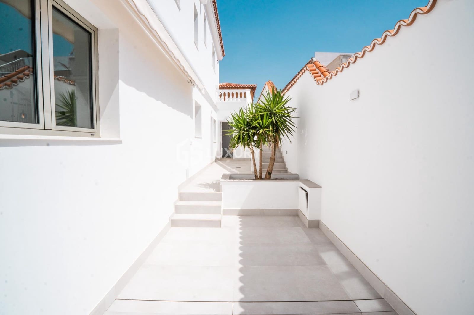 6 soveværelse Villa til salg i Puerto Santiago med swimmingpool garage - € 5.000.000 (Ref: 9171743)