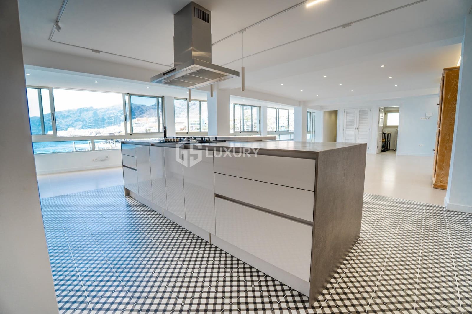 6 soveværelse Villa til salg i Puerto Santiago med swimmingpool garage - € 5.000.000 (Ref: 9171743)