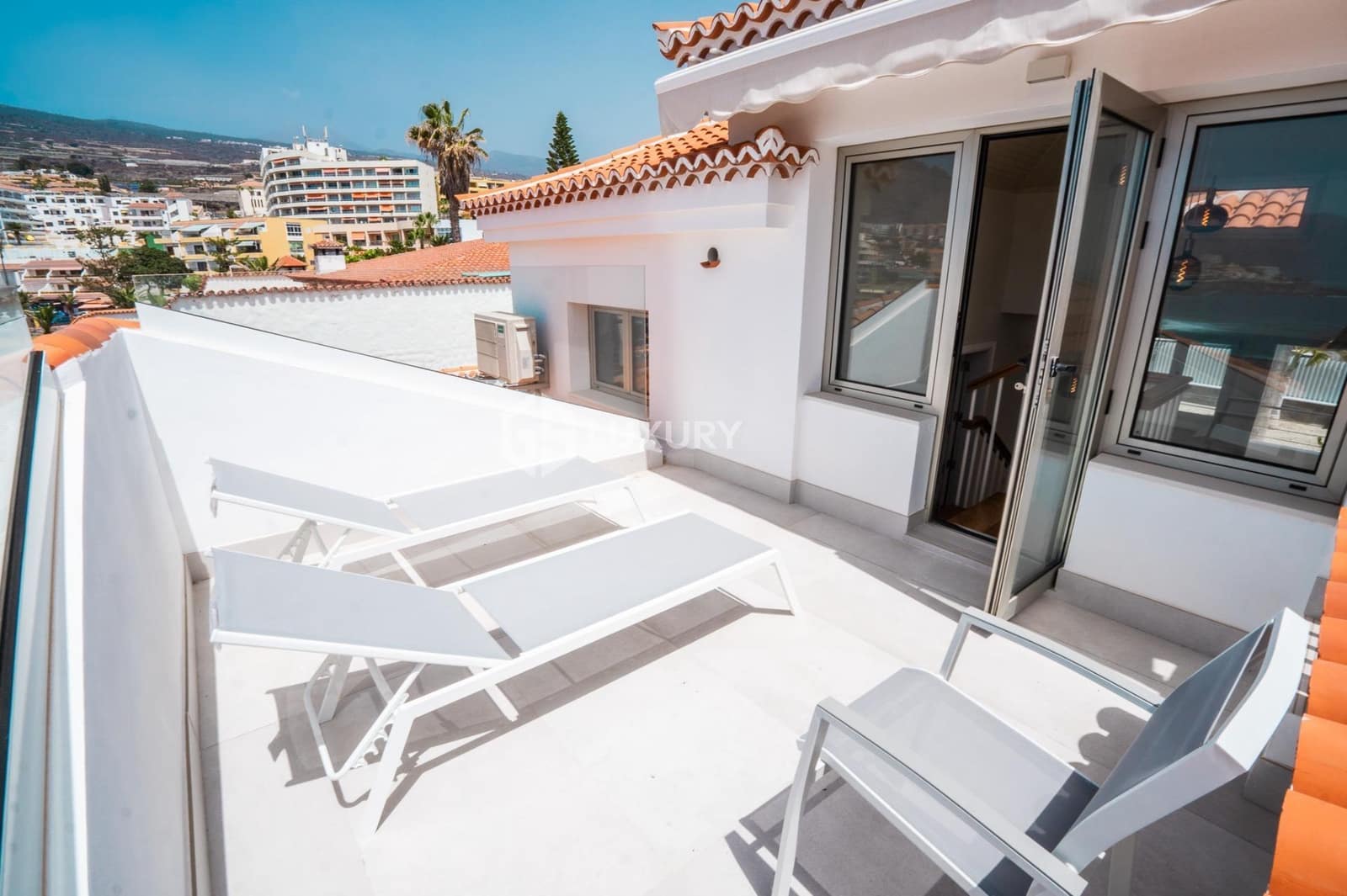 6 soveværelse Villa til salg i Puerto Santiago med swimmingpool garage - € 5.000.000 (Ref: 9171743)