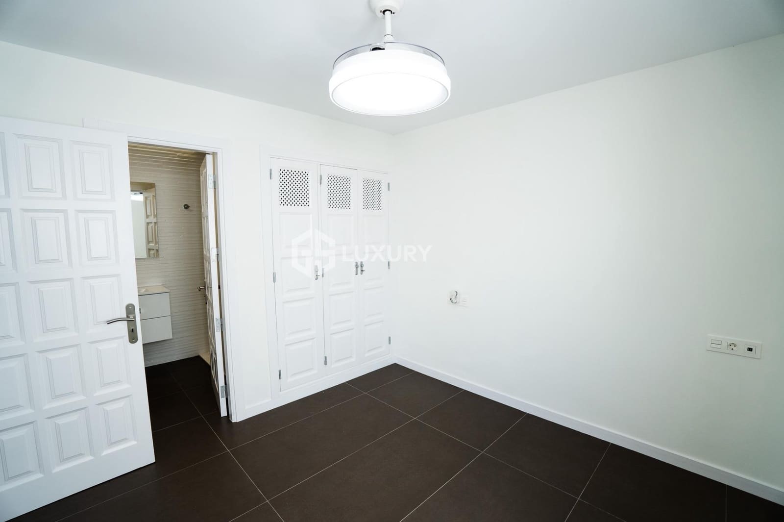 6 soveværelse Villa til salg i Puerto Santiago med swimmingpool garage - € 5.000.000 (Ref: 9171743)