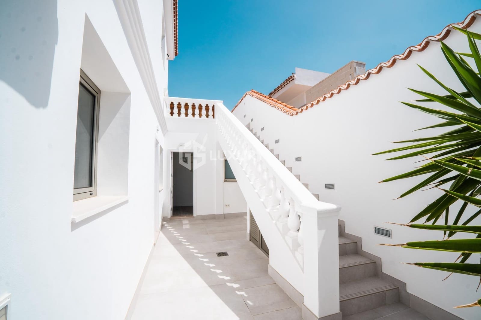 6 soveværelse Villa til salg i Puerto Santiago med swimmingpool garage - € 5.000.000 (Ref: 9171743)