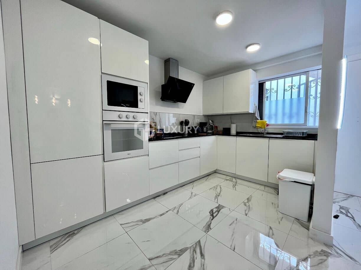 3 soverom Rekkehus til salgs i Arona med svømmebasseng garasje - € 720 000 (Ref: 9177347)