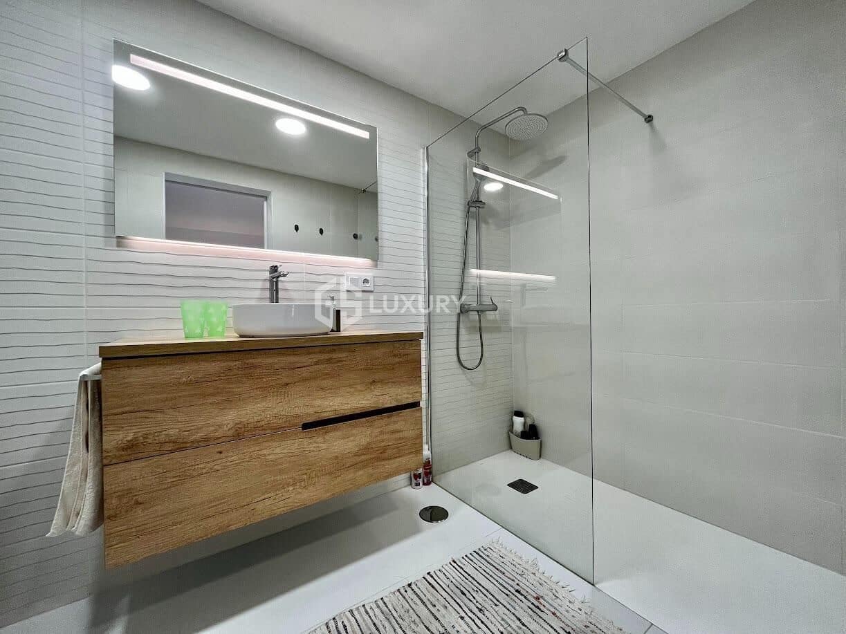 3 soverom Rekkehus til salgs i Arona med svømmebasseng garasje - € 720 000 (Ref: 9177347)