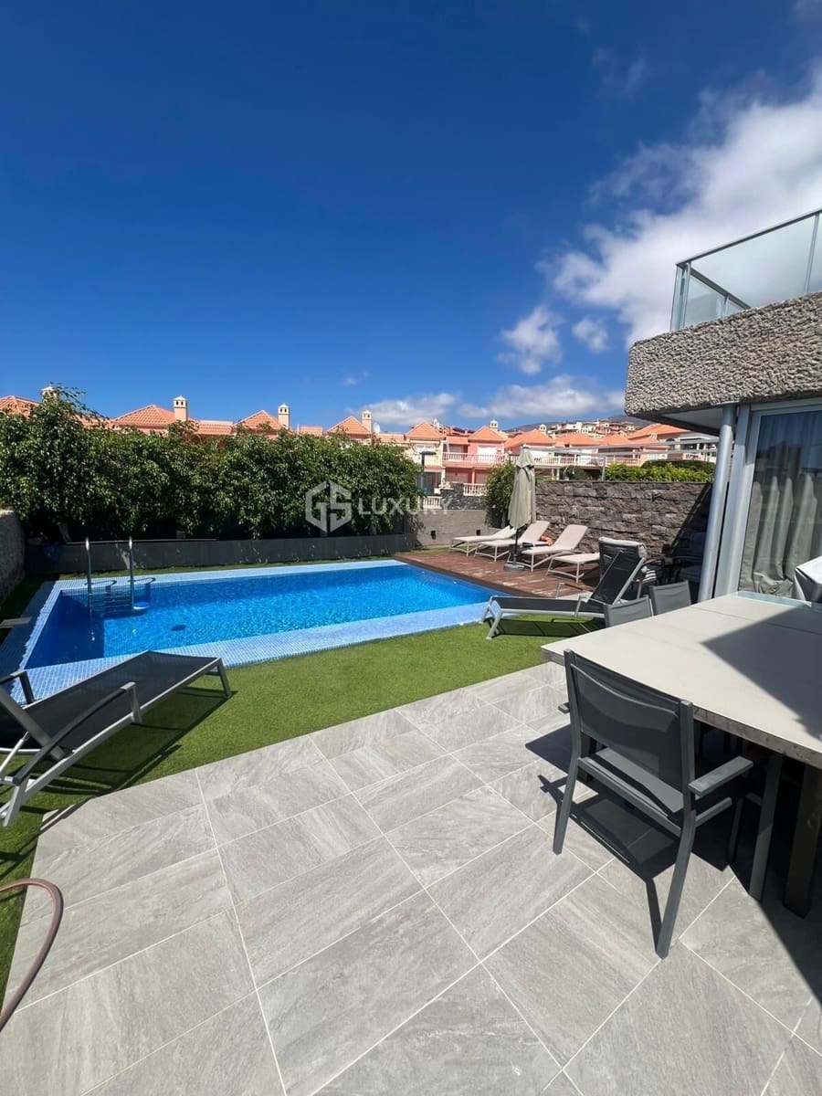 5 bedroom Villa for sale in Playa del Duque with pool garage - € 2,930,000 (Ref: 9199401)