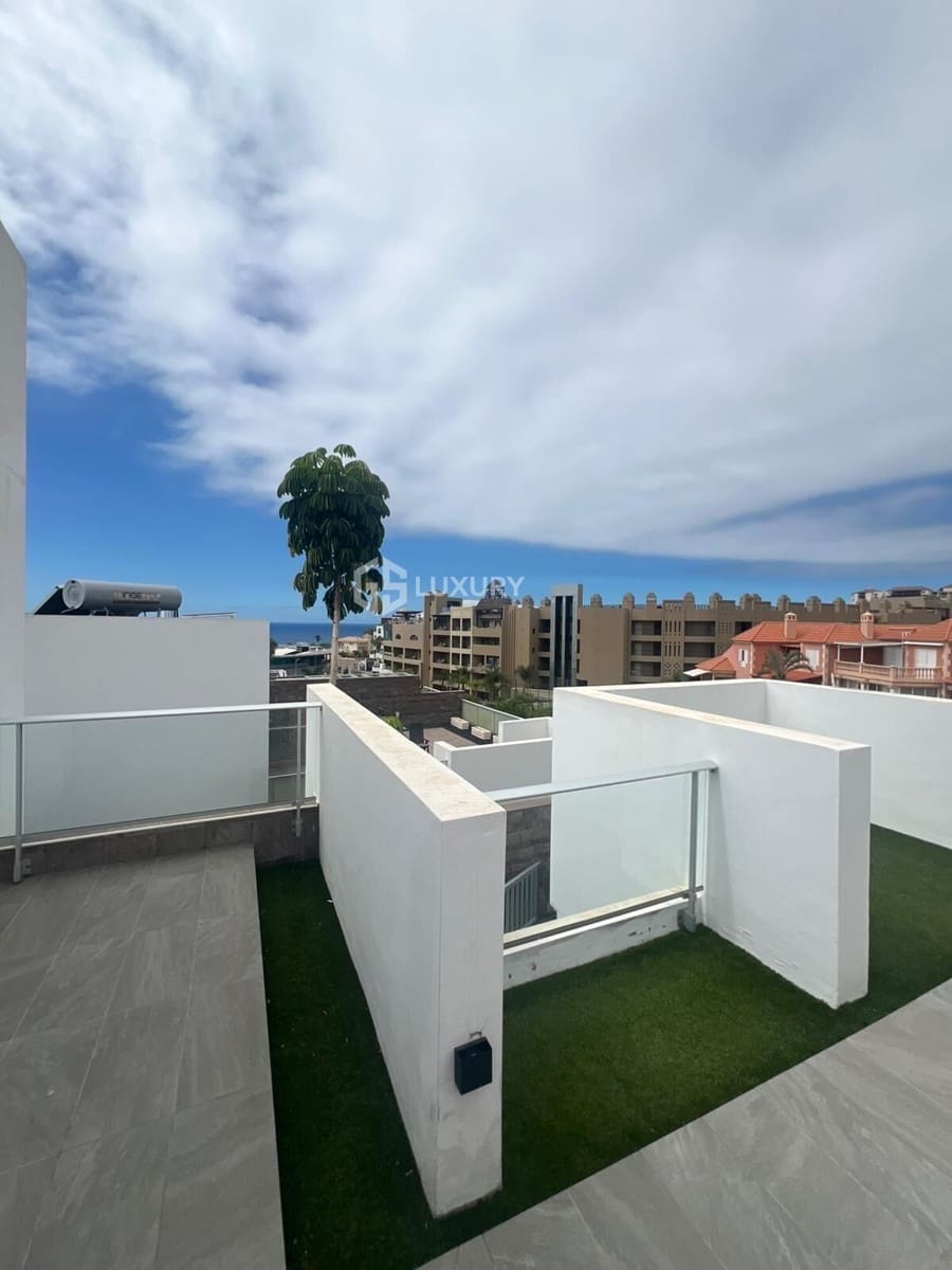 5 bedroom Villa for sale in Playa del Duque with pool garage - € 2,930,000 (Ref: 9199401)