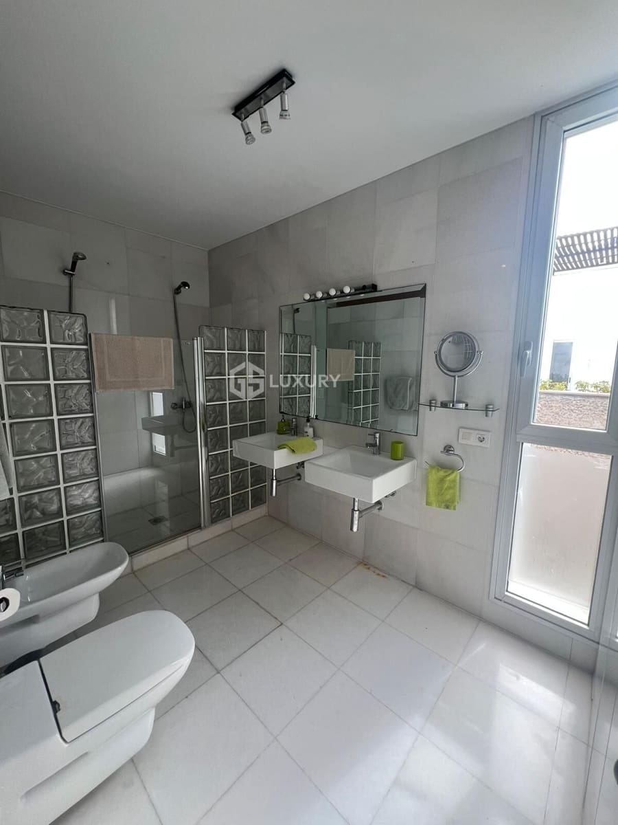 5 bedroom Villa for sale in Playa del Duque with pool garage - € 2,930,000 (Ref: 9199401)