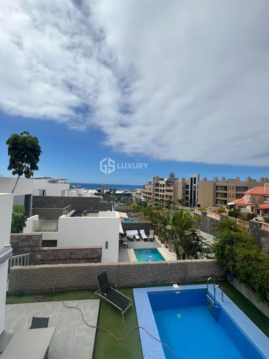 5 bedroom Villa for sale in Playa del Duque with pool garage - € 2,930,000 (Ref: 9199401)