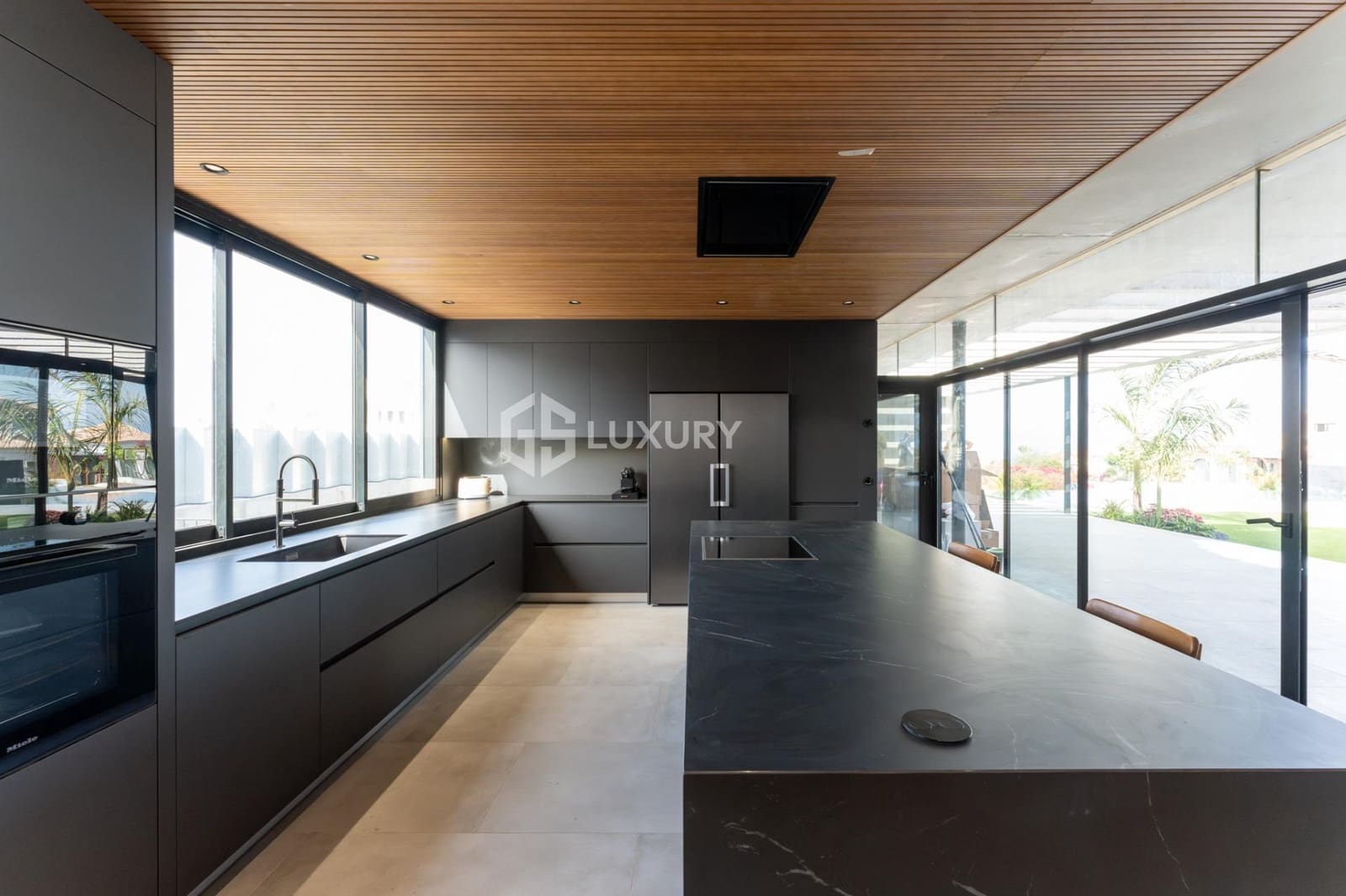 4 soveværelse Villa til salg i Playa Paraiso med swimmingpool garage - € 5.500.000 (Ref: 9204786)