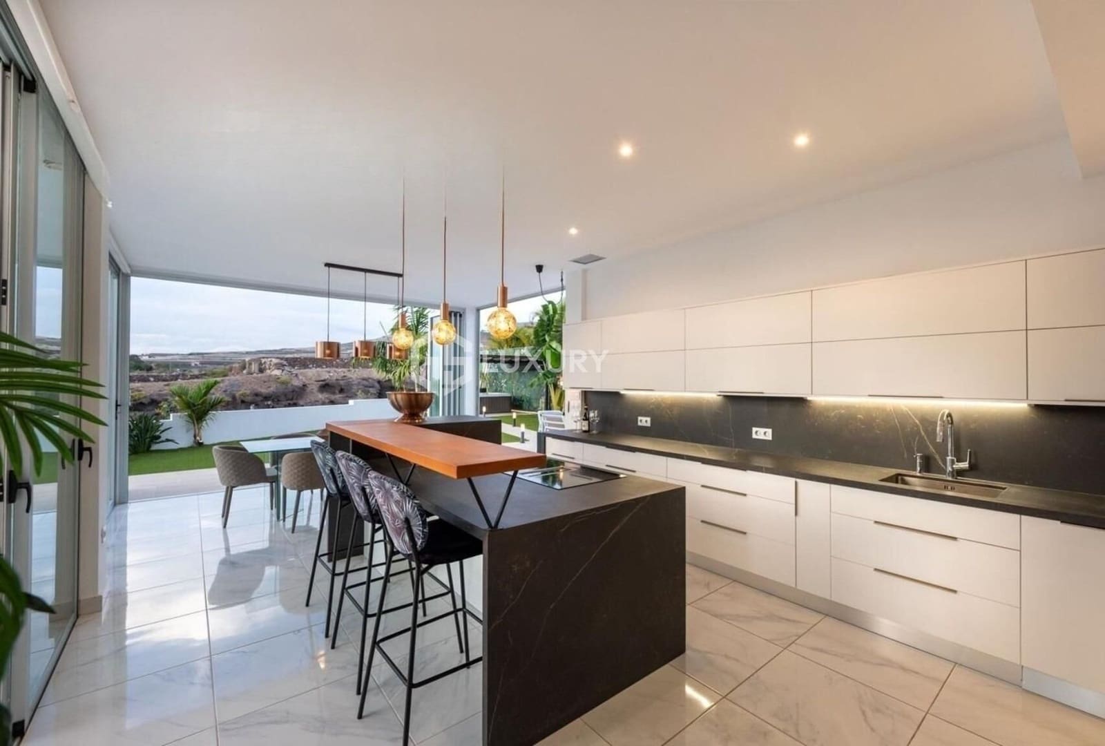 4 soveværelse Villa til salg i Playa Paraiso med swimmingpool garage - € 2.490.000 (Ref: 9204791)