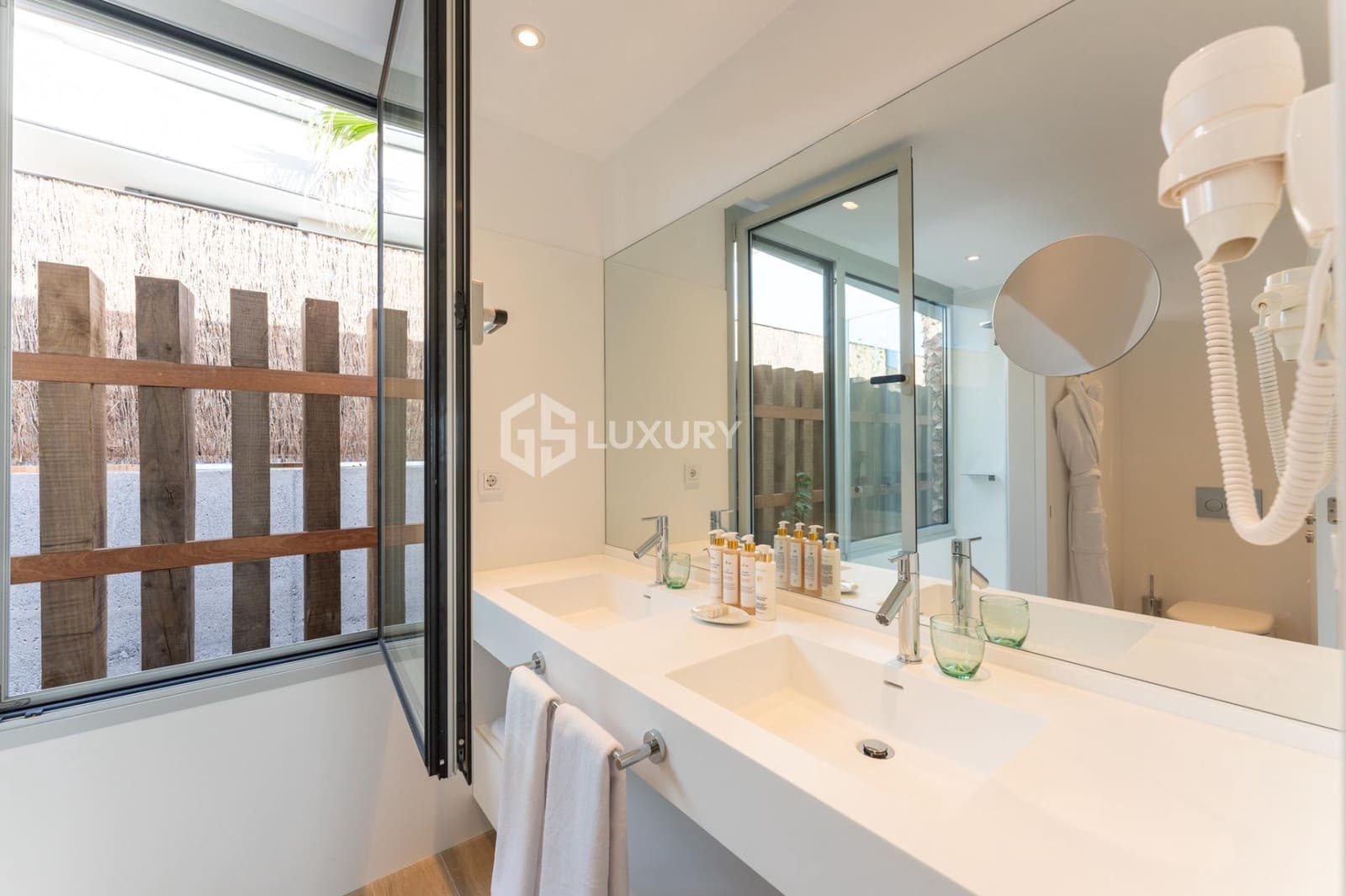 3 chambre Villa/Maison à vendre à Guia de Isora avec piscine garage - 2 300 000 € (Ref: 9215314)