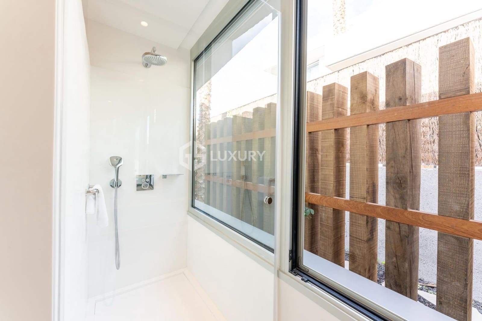 3 chambre Villa/Maison à vendre à Guia de Isora avec piscine garage - 2 300 000 € (Ref: 9215314)