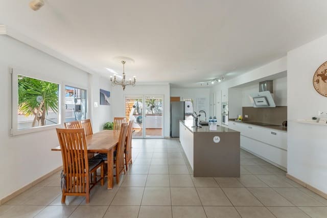 7 slaapkamer Villa te koop in Costa Adeje, Adeje met garage - € 1.600.000 (Ref: 9220191)