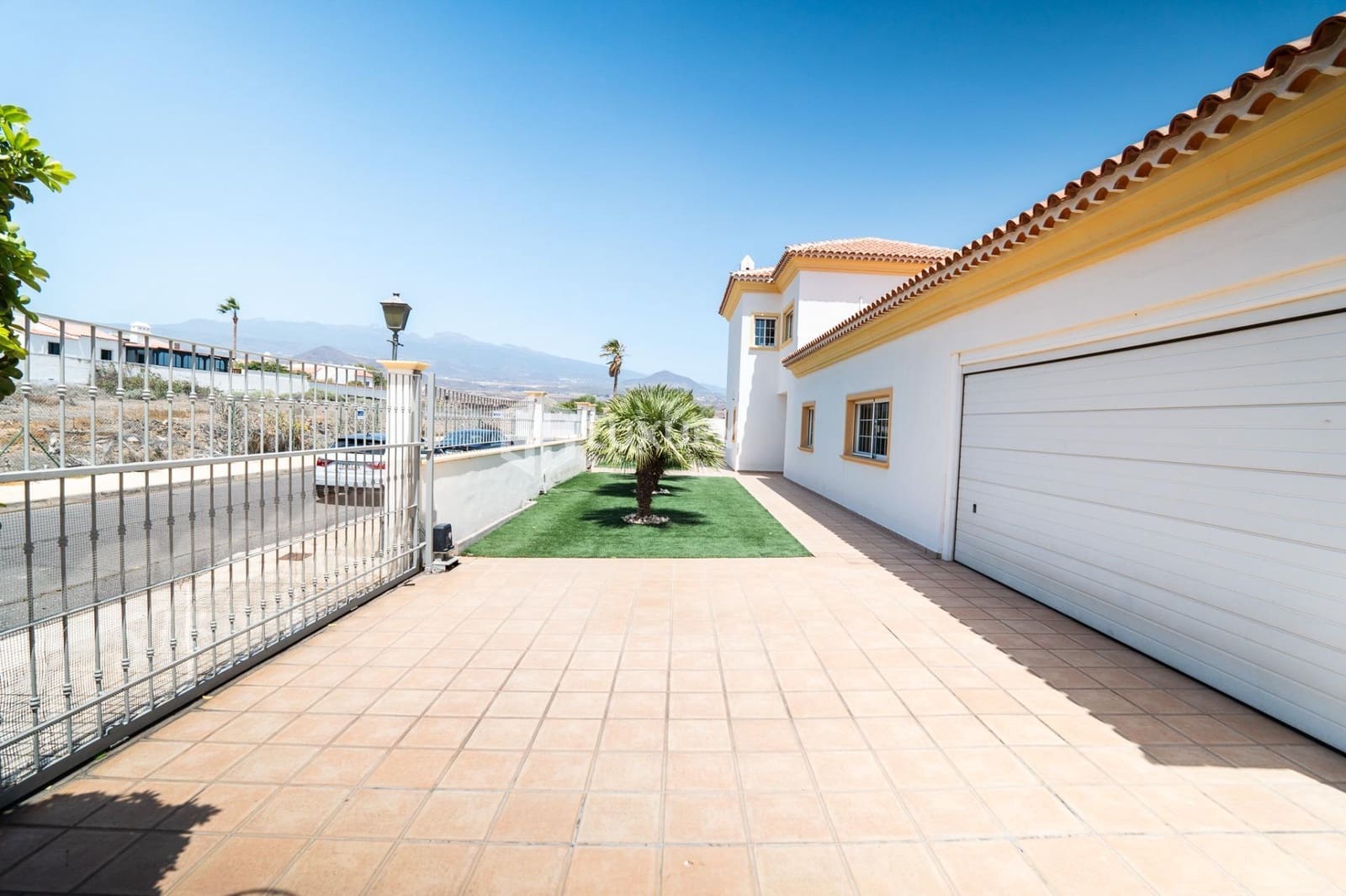 4 slaapkamer Villa te koop in San Miguel de Abona met zwembad garage - € 1.600.000 (Ref: 9240291)