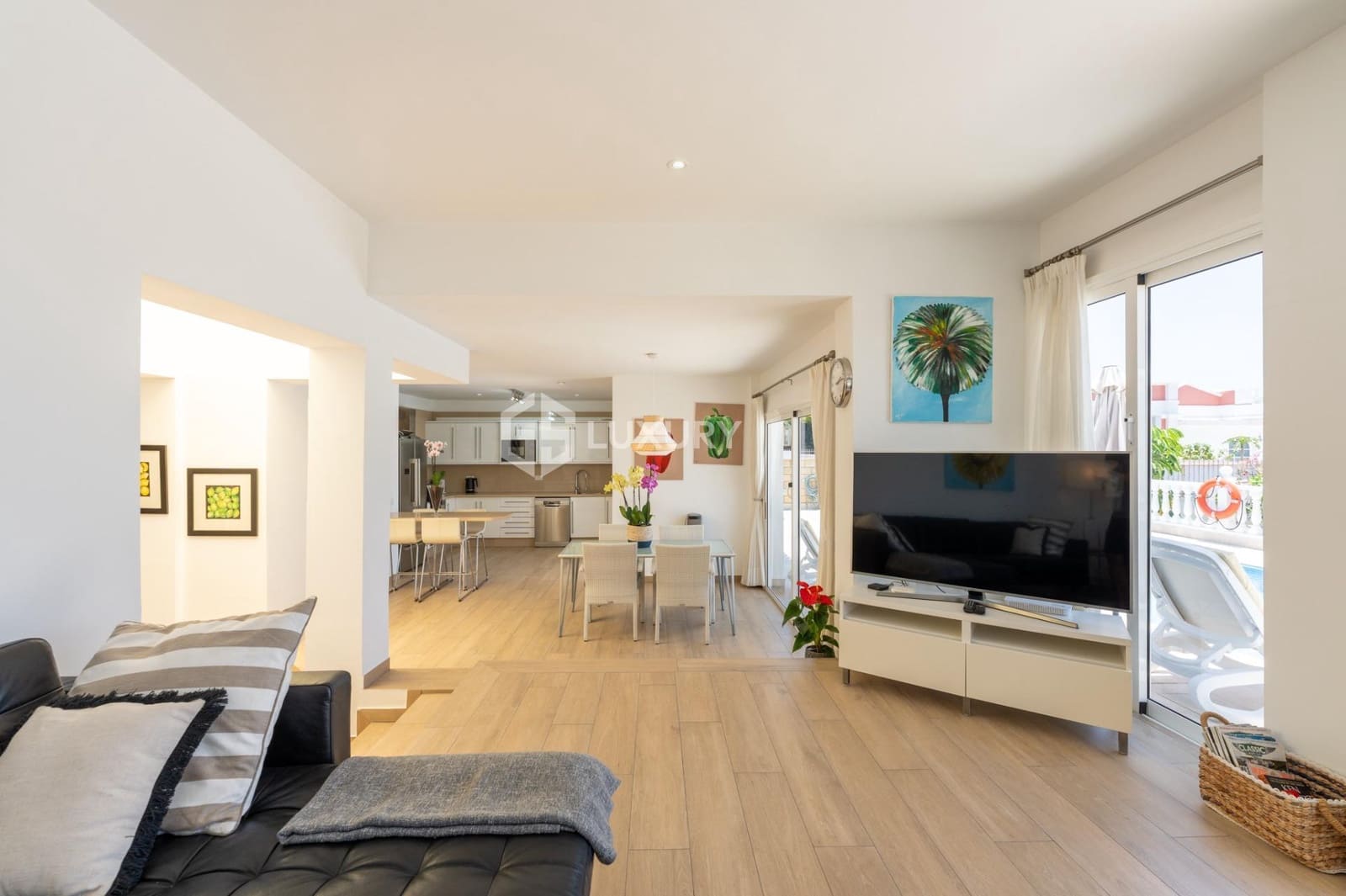 6 soverom Villa til salgs i Puerto Santiago med svømmebasseng garasje - € 1 280 000 (Ref: 9262813)