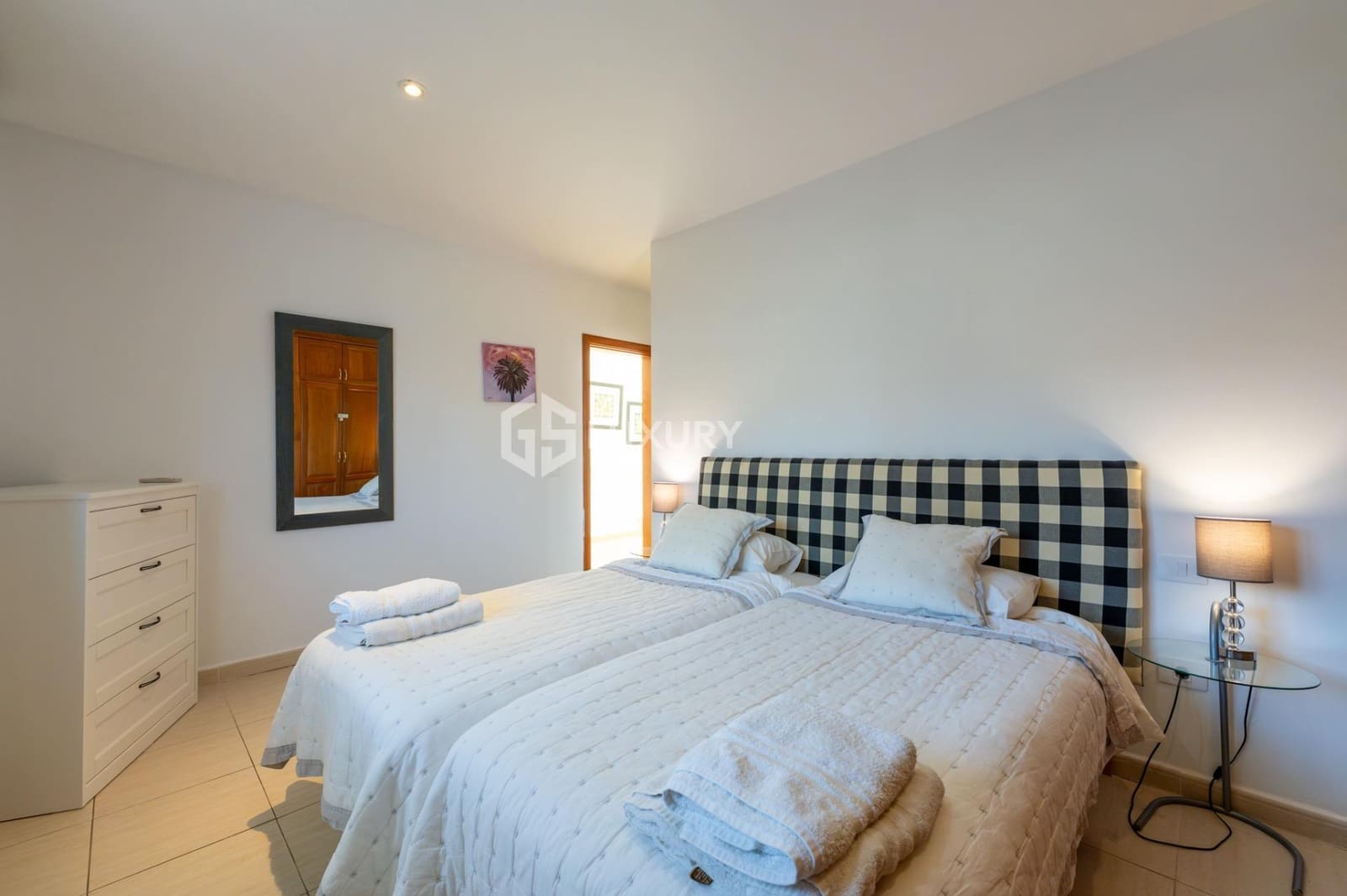 6 soverom Villa til salgs i Puerto Santiago med svømmebasseng garasje - € 1 280 000 (Ref: 9262813)