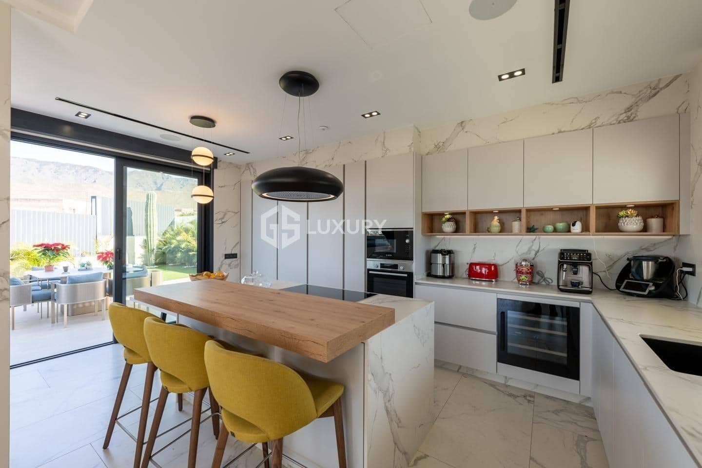 4 bedroom Villa for sale in Costa Adeje with pool garage - € 3,500,000 (Ref: 9264373)