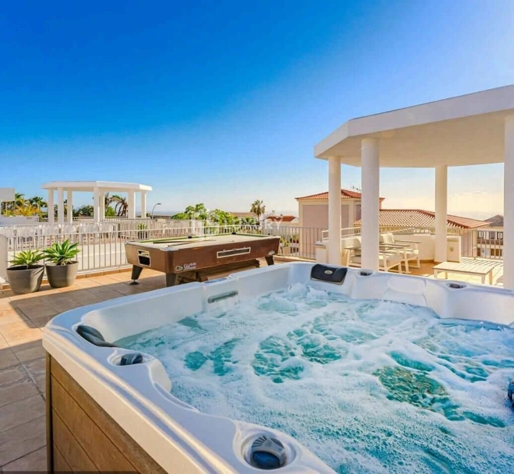 12 soverom Villa til salgs i Playa Paraiso med svømmebasseng garasje - € 4 000 000 (Ref: 9276540)