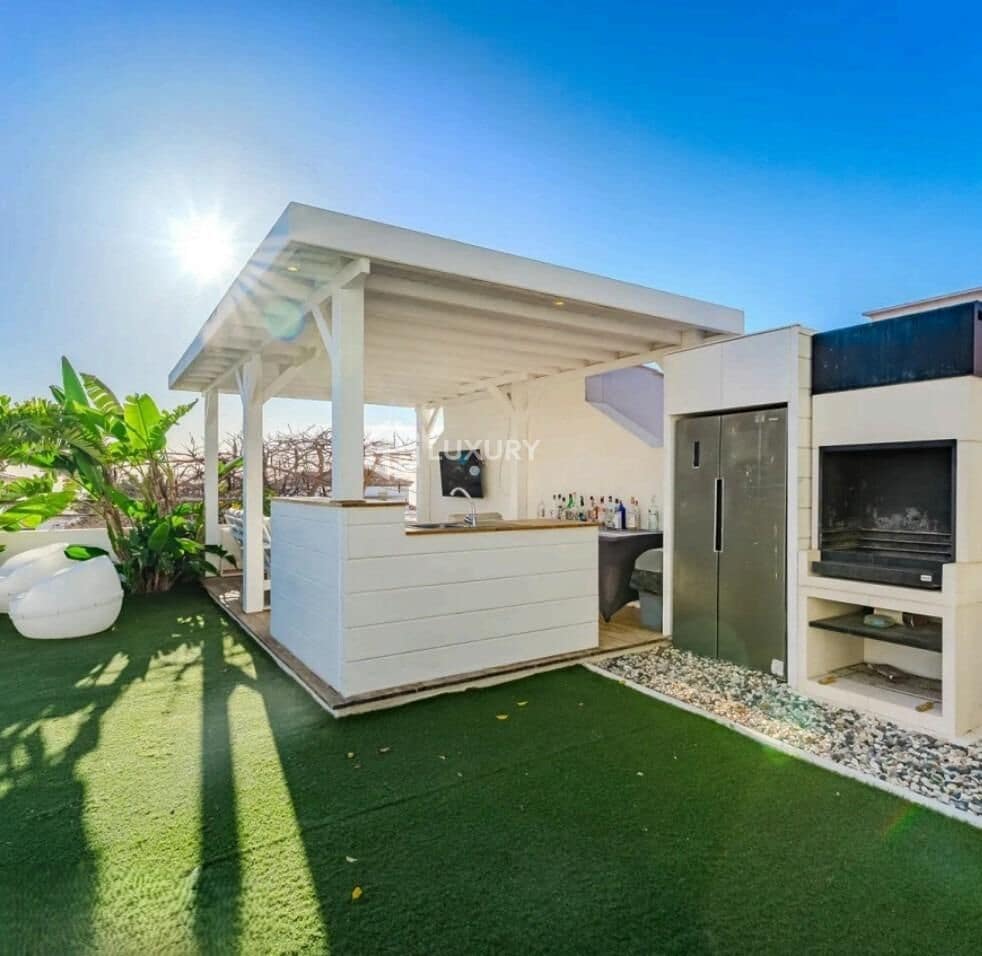 12 soverom Villa til salgs i Playa Paraiso med svømmebasseng garasje - € 4 000 000 (Ref: 9276540)