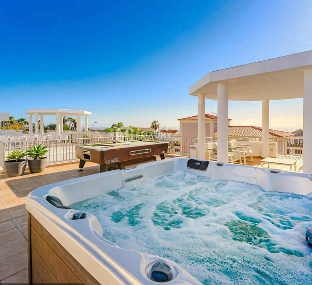 12 soverom Villa til salgs i Playa Paraiso med svømmebasseng garasje - € 4 000 000 (Ref: 9276540)