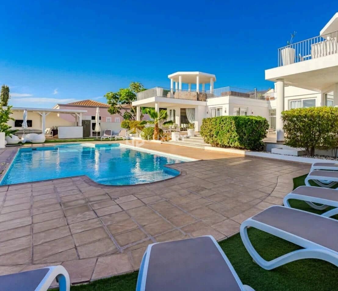 12 soverom Villa til salgs i Playa Paraiso med svømmebasseng garasje - € 4 000 000 (Ref: 9276540)