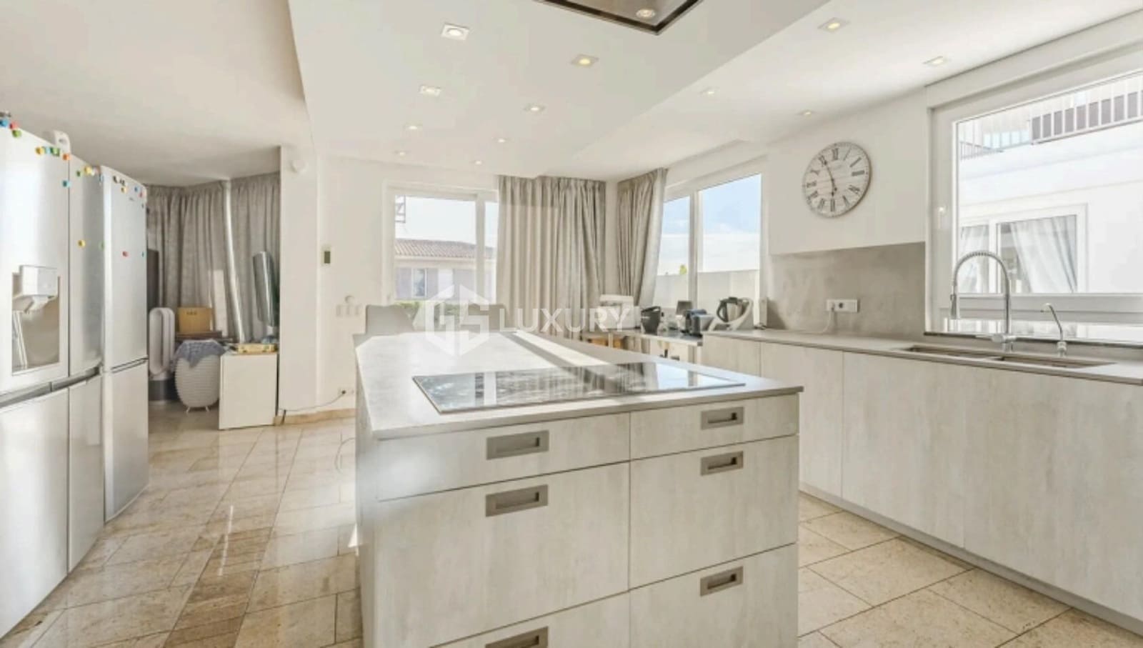 12 soverom Villa til salgs i Playa Paraiso med svømmebasseng garasje - € 4 000 000 (Ref: 9276540)