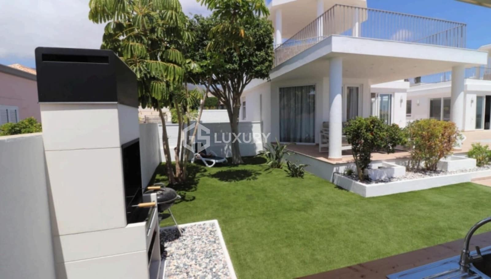 12 soverom Villa til salgs i Playa Paraiso med svømmebasseng garasje - € 4 000 000 (Ref: 9276540)