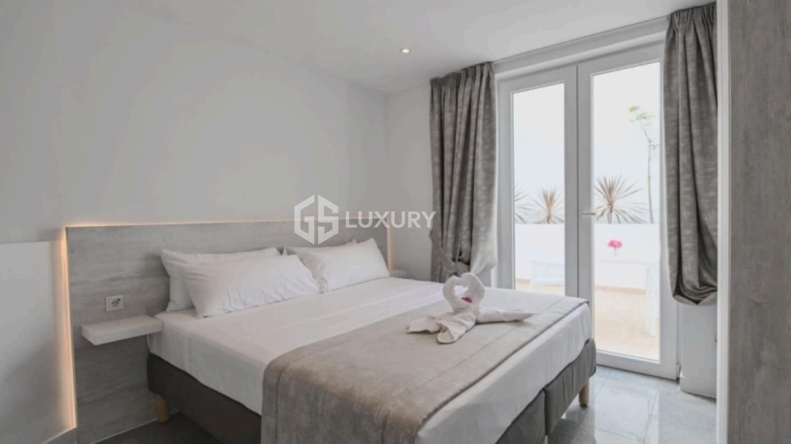 12 soverom Villa til salgs i Playa Paraiso med svømmebasseng garasje - € 4 000 000 (Ref: 9276540)