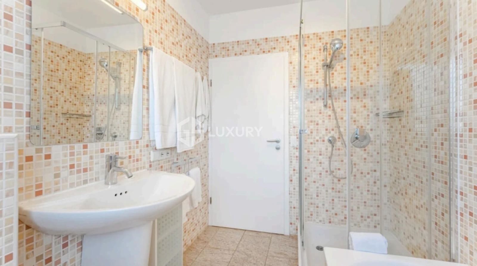 12 soverom Villa til salgs i Playa Paraiso med svømmebasseng garasje - € 4 000 000 (Ref: 9276540)