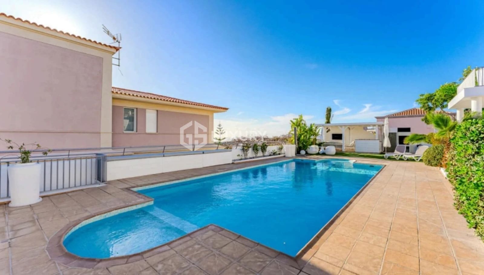 12 soverom Villa til salgs i Playa Paraiso med svømmebasseng garasje - € 4 000 000 (Ref: 9276540)