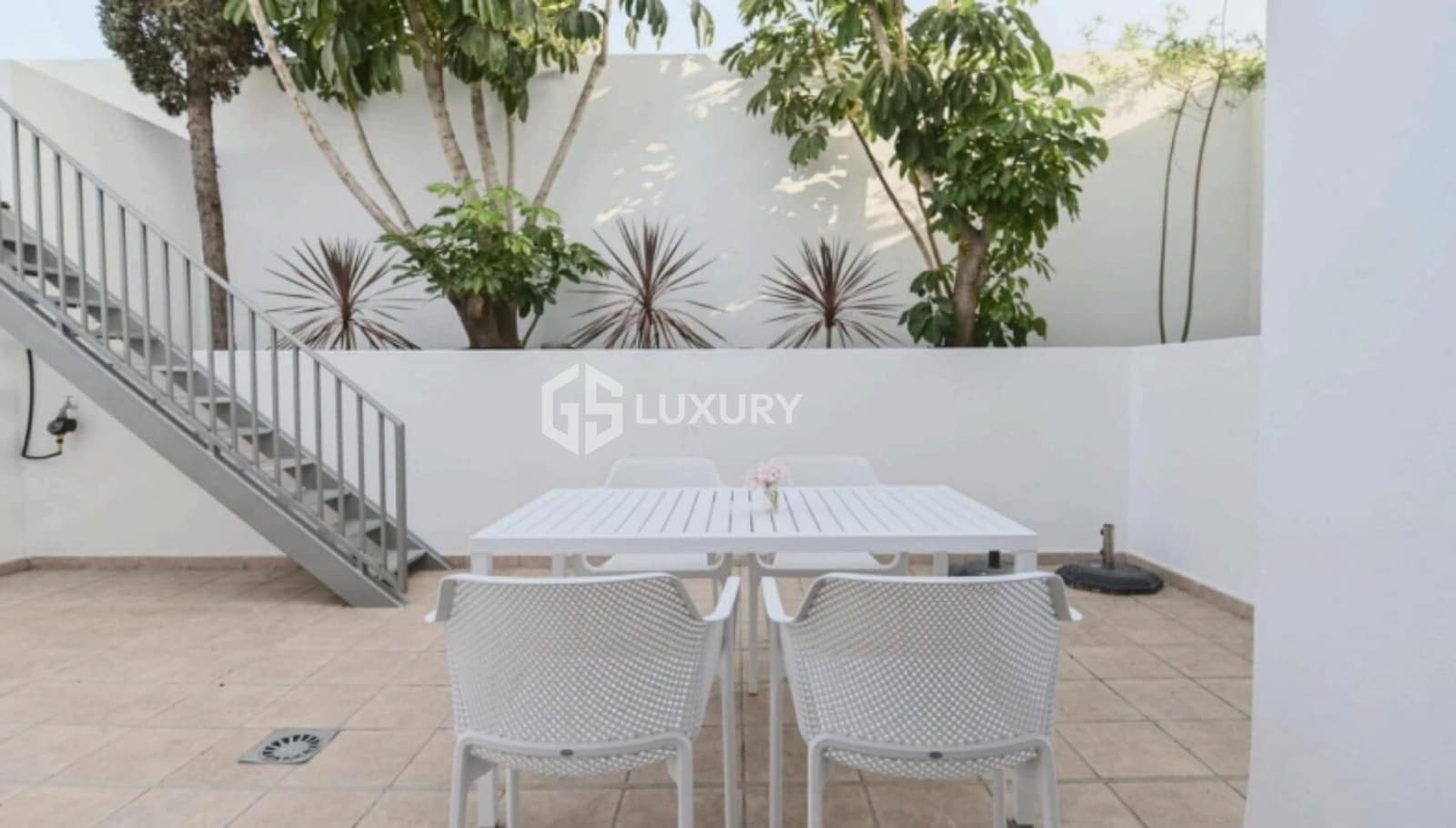 12 soverom Villa til salgs i Playa Paraiso med svømmebasseng garasje - € 4 000 000 (Ref: 9276540)