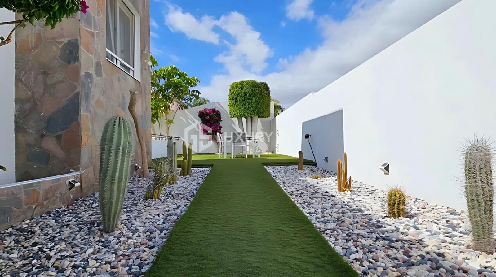 12 soverom Villa til salgs i Playa Paraiso med svømmebasseng garasje - € 4 000 000 (Ref: 9276540)