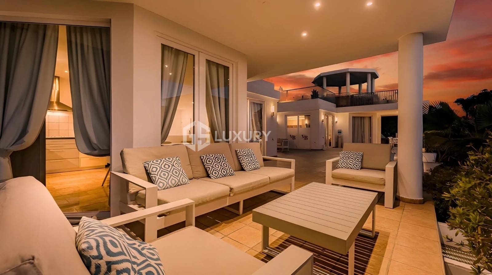 12 soverom Villa til salgs i Playa Paraiso med svømmebasseng garasje - € 4 000 000 (Ref: 9276540)