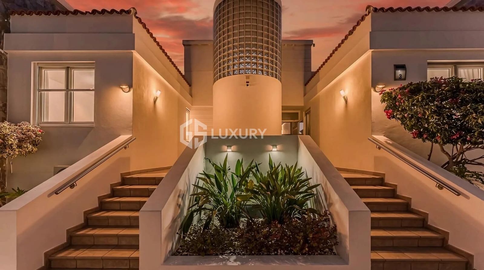 12 soverom Villa til salgs i Playa Paraiso med svømmebasseng garasje - € 4 000 000 (Ref: 9276540)