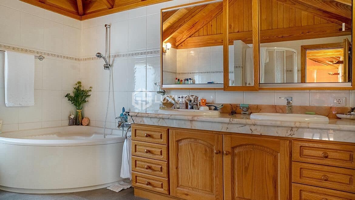 3 slaapkamer Villa te koop in Arona met zwembad garage - € 2.800.000 (Ref: 9282404)