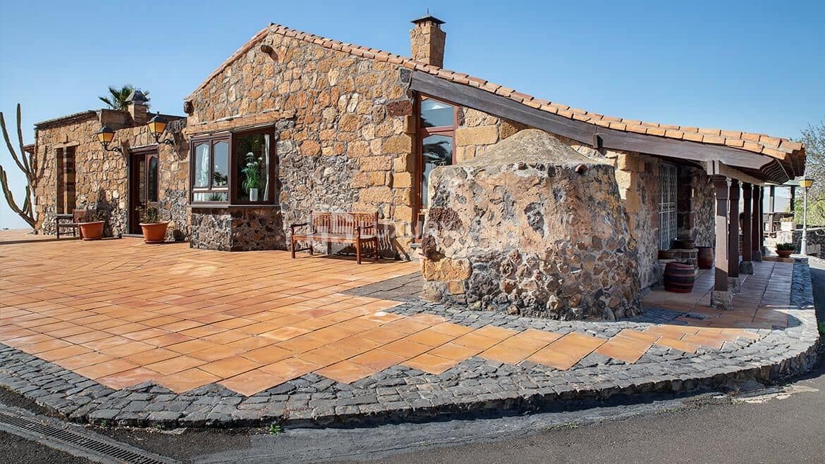 3 slaapkamer Villa te koop in Arona met zwembad garage - € 2.800.000 (Ref: 9282404)