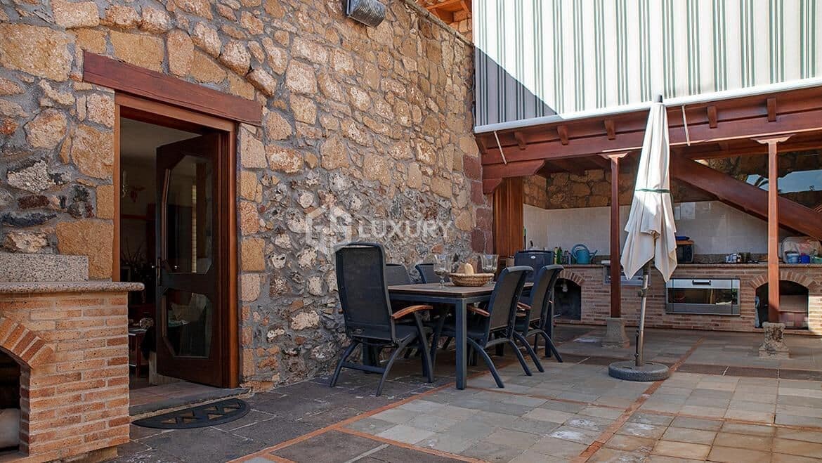 3 slaapkamer Villa te koop in Arona met zwembad garage - € 2.800.000 (Ref: 9282404)