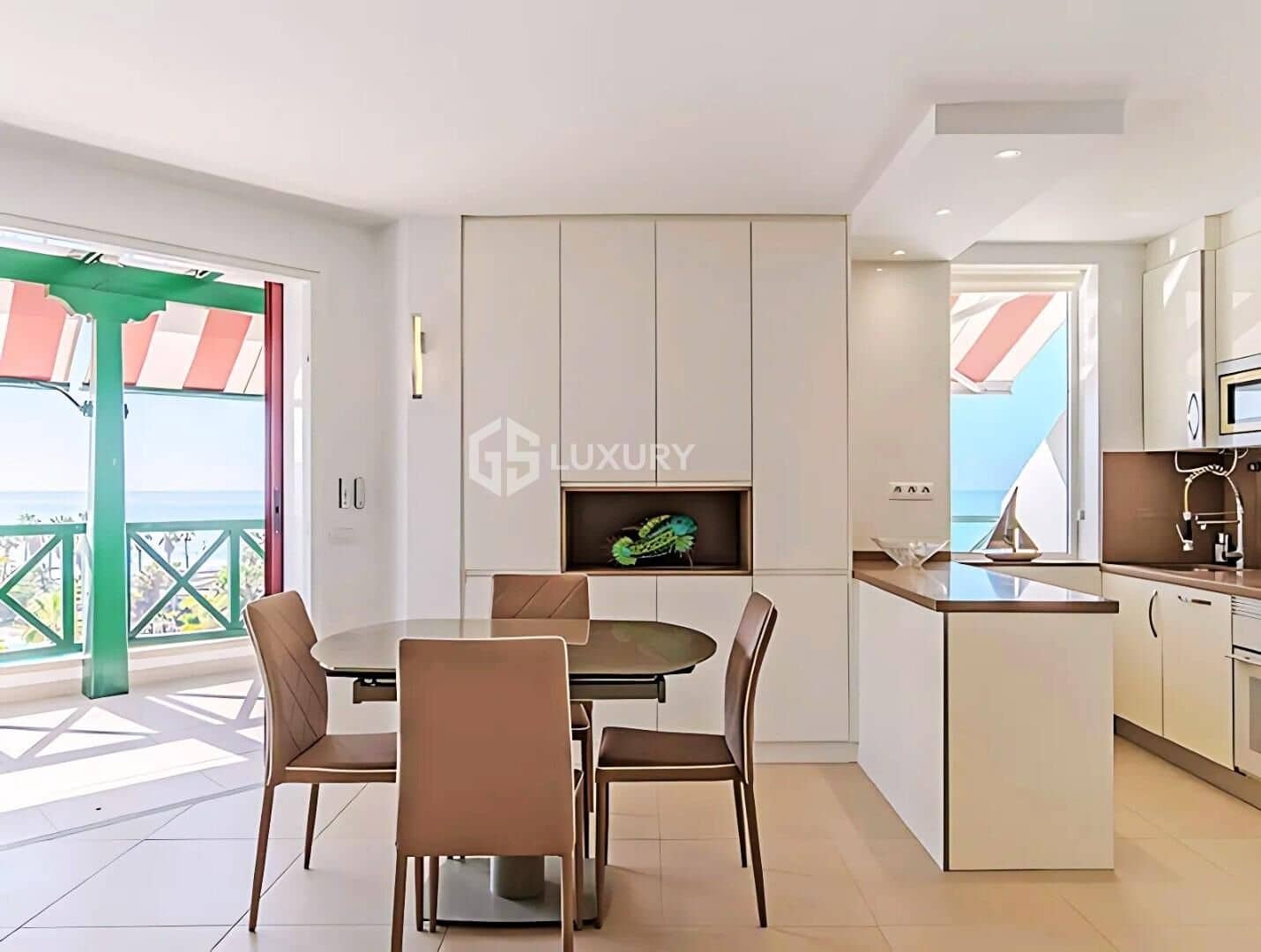 2 sovrum Takvåning till salu i Playa de las Americas med pool - 1 680 000 € (Ref: 9347669)